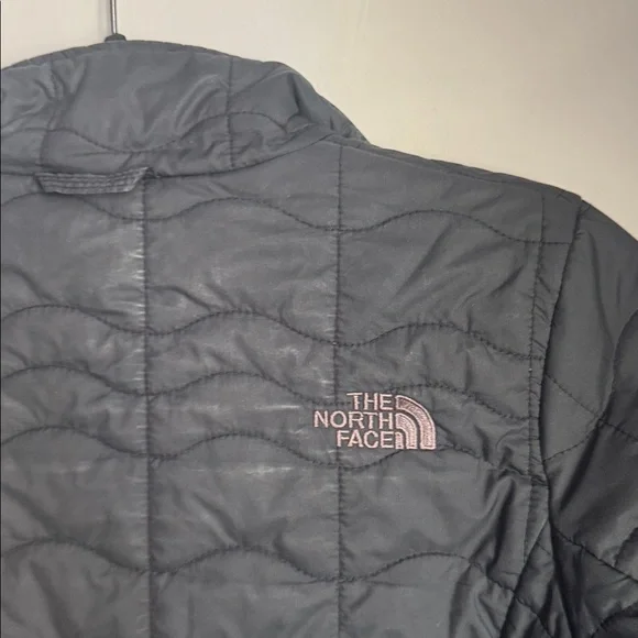 The North Face Women’s Quilted Black Puffer Jacket - Picture 7 of 7